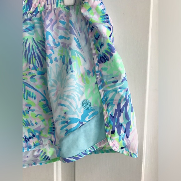 Lilly Pulitzer Luxletic ocean trail 4” woven short size Med worn once - Picture 2 of 3